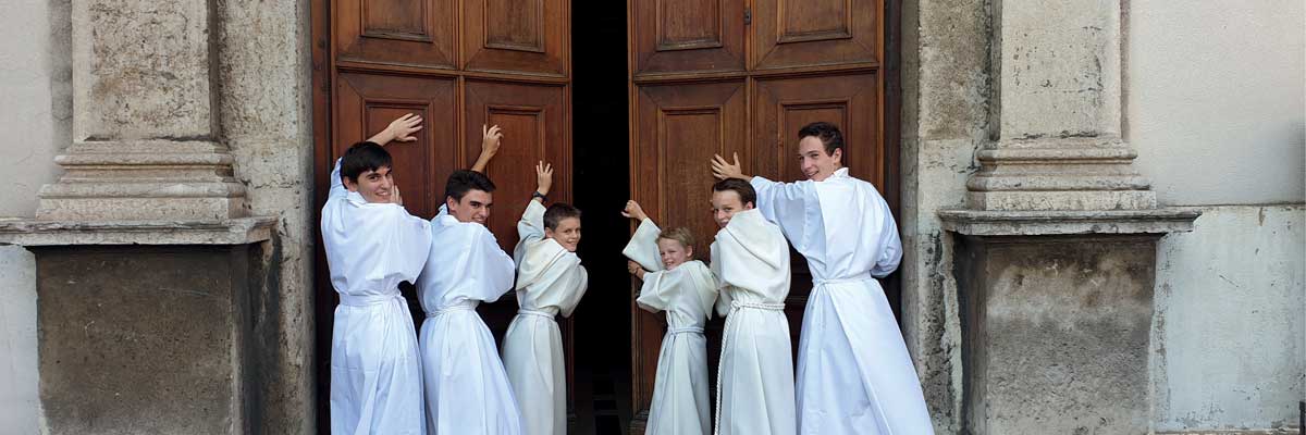 Servir la messe : des gestes techniques à l’initiation au Mystère