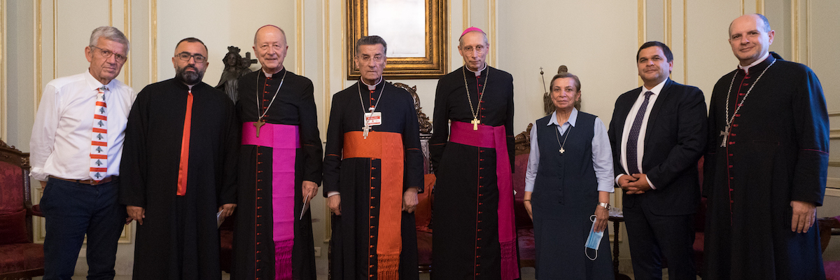 Mgr Michel Dubost visite les Libanais