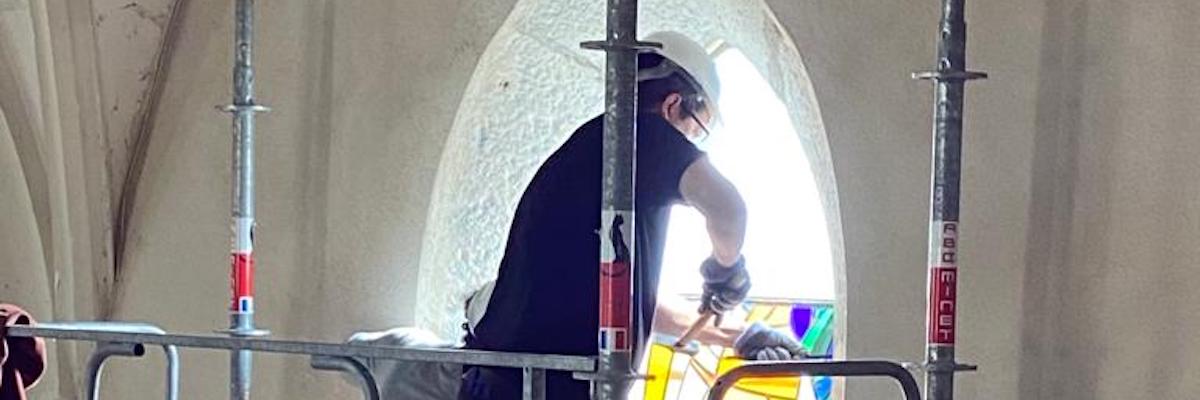 Dépose des vitraux de Louis Ribes à Sainte-Catherine